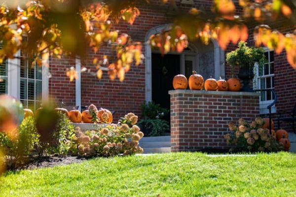 Image of house with pumpkins 